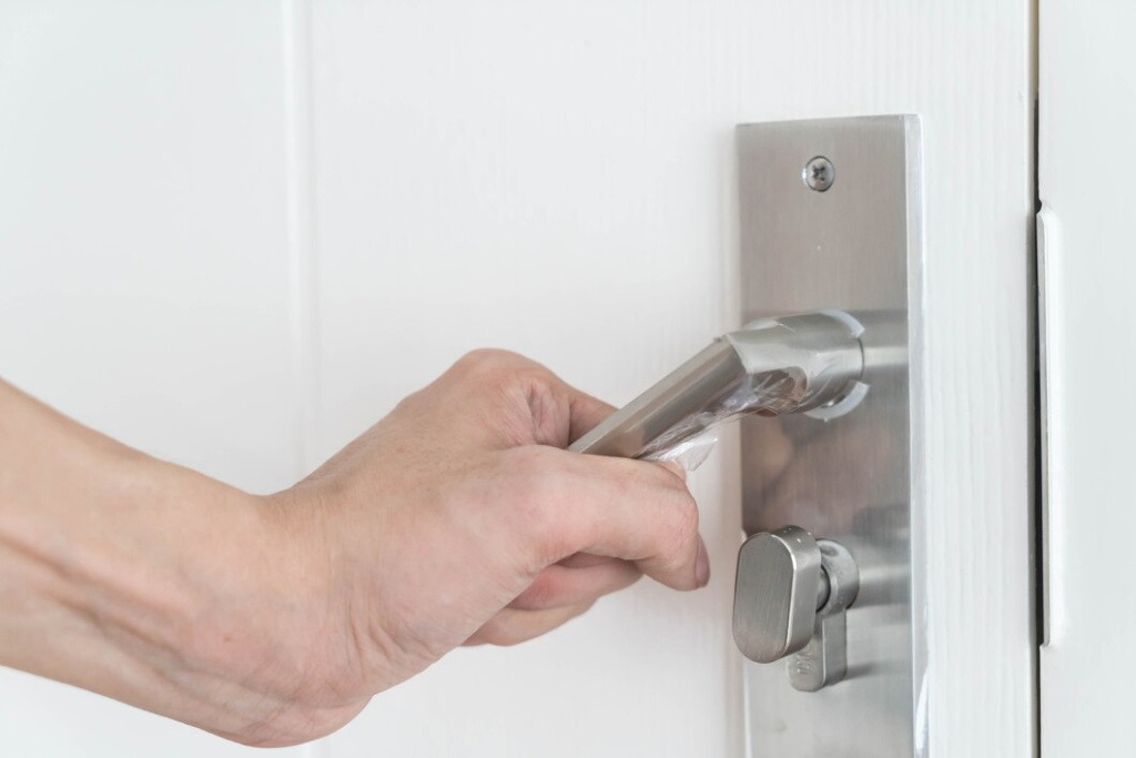 modern-door-handle_1339-4056 (1).jpg